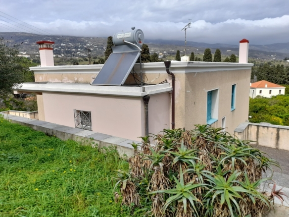 Χώρα Άνδρου-Λιβάδια. Μονοκατοικία 225 m2 σε περιβόλι 4.188 m2 με νερό.