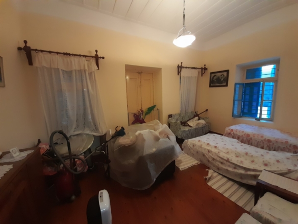 ΣΤΕΝΙΕΣ. Διώροφη κατοικία 120 m2 σε οικόπεδο 293 m2