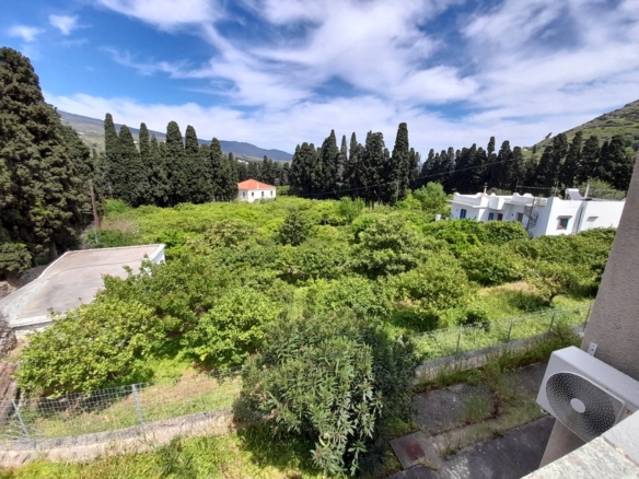 Χώρα Άνδρου-Λιβάδια. Μονοκατοικία 225 m2 σε περιβόλι 4.188 m2 με νερό.