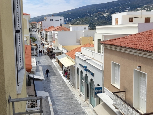 Chora Andros-Central pedestrian street: Apartment 69 m2, 2nd-floor