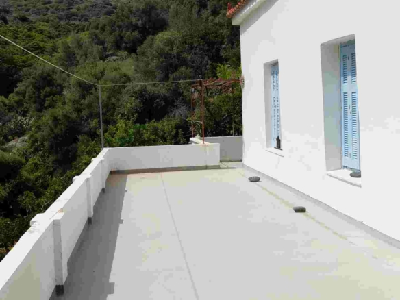 ΣΤΕΝΙΕΣ. Διώροφη κατοικία 120 m2 σε οικόπεδο 293 m2