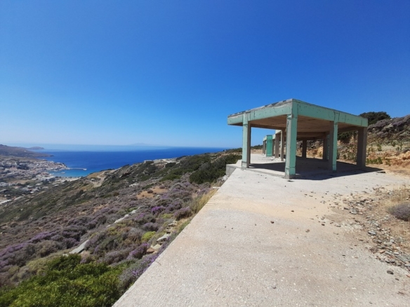 Μπατσί / Ξυλοκαρύδα: 6.943 m2 με κατοικία στα μπετά 145,81 m2 με απεριόριστη θέα θάλασσα.