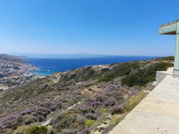 Μπατσί / Ξυλοκαρύδα: 6.943 m2 με κατοικία στα μπετά 145,81 m2 με απεριόριστη θέα θάλασσα.