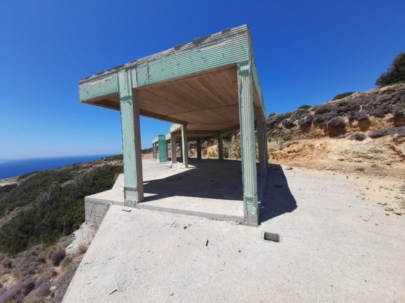 Μπατσί / Ξυλοκαρύδα: 6.943 m2 με κατοικία στα μπετά 145,81 m2 με απεριόριστη θέα θάλασσα.