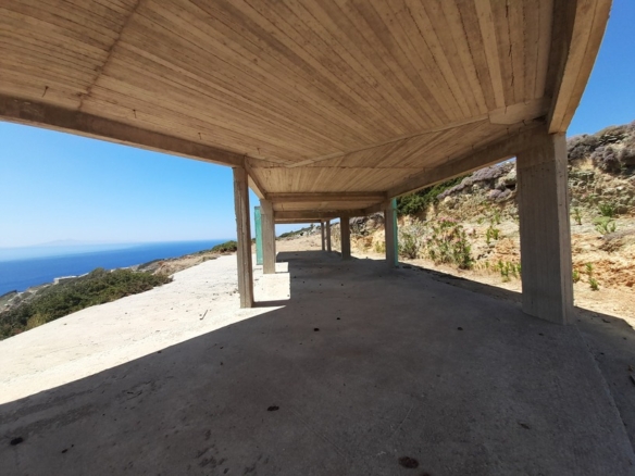 Μπατσί / Ξυλοκαρύδα: 6.943 m2 με κατοικία στα μπετά 145,81 m2 με απεριόριστη θέα θάλασσα.