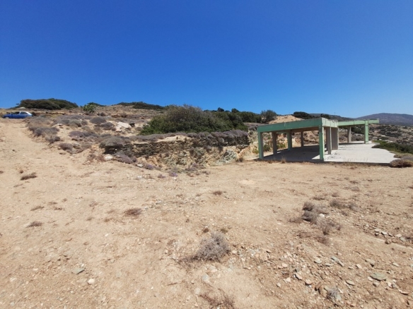 Μπατσί / Ξυλοκαρύδα: 6.943 m2 με κατοικία στα μπετά 145,81 m2 με απεριόριστη θέα θάλασσα.