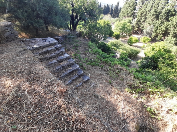 Χώρα Άνδρου-Λιβάδια. Μονοκατοικία 225 m2 σε περιβόλι 4.188 m2 με νερό.