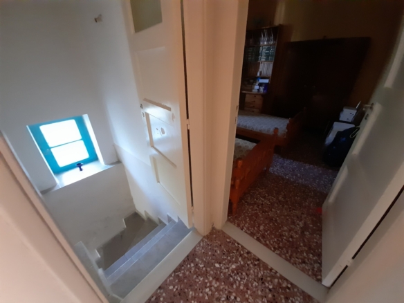 Χώρα Άνδρου-Λιβάδια. Μονοκατοικία 225 m2 σε περιβόλι 4.188 m2 με νερό.