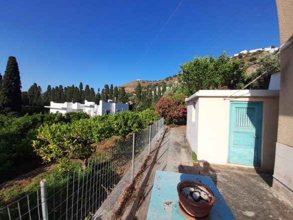 Χώρα Άνδρου-Λιβάδια. Μονοκατοικία 225 m2 σε περιβόλι 4.188 m2 με νερό.