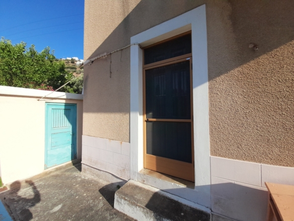 Χώρα Άνδρου-Λιβάδια. Μονοκατοικία 225 m2 σε περιβόλι 4.188 m2 με νερό.