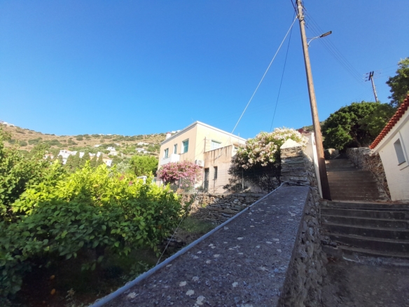 Χώρα Άνδρου-Λιβάδια. Μονοκατοικία 225 m2 σε περιβόλι 4.188 m2 με νερό.