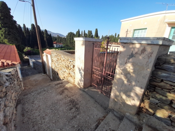 Χώρα Άνδρου-Λιβάδια. Μονοκατοικία 225 m2 σε περιβόλι 4.188 m2 με νερό.