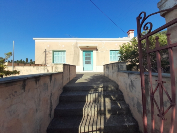 Χώρα Άνδρου-Λιβάδια. Μονοκατοικία 225 m2 σε περιβόλι 4.188 m2 με νερό.