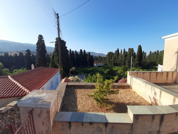Χώρα Άνδρου-Λιβάδια. Μονοκατοικία 225 m2 σε περιβόλι 4.188 m2 με νερό.