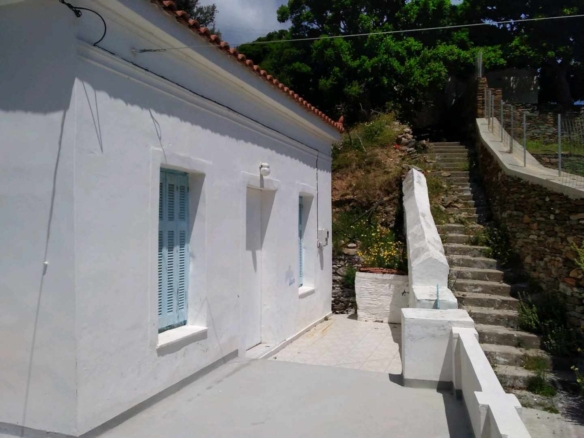 ΣΤΕΝΙΕΣ. Διώροφη κατοικία 120 m2 σε οικόπεδο 293 m2