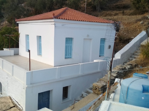 ΣΤΕΝΙΕΣ. Διώροφη κατοικία 120 m2 σε οικόπεδο 293 m2