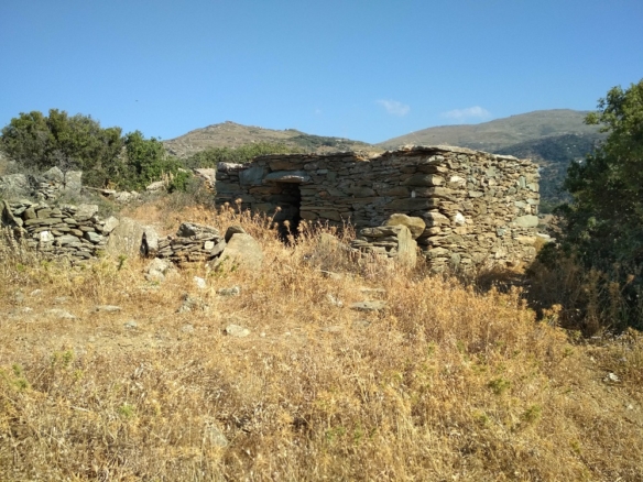 Σταυροπέδα. 9.000 τ.μ. με κελί 22 τ.μ.