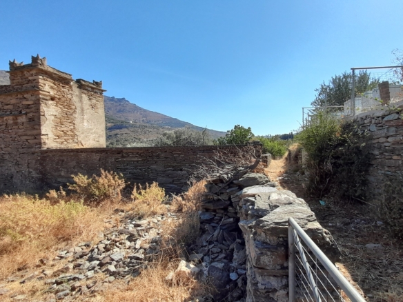 Messaria-Aladino, 5.158 sq.m with stone building 76.80 sq.m, 38 olive trees, threshing floor and dovecote