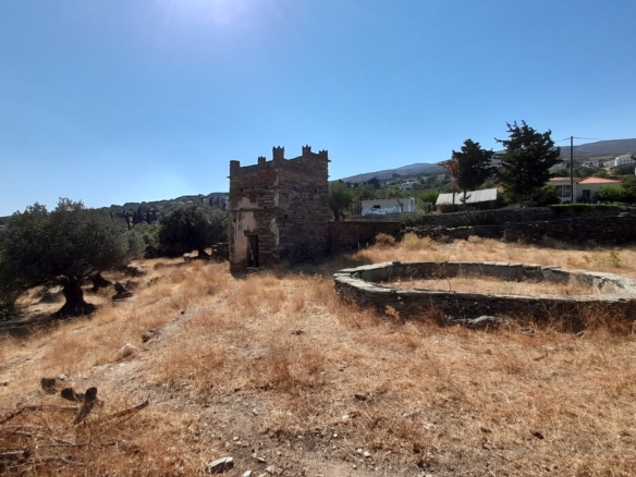 Messaria-Aladino, 5.158 sq.m with stone building 76.80 sq.m, 38 olive trees, threshing floor and dovecote