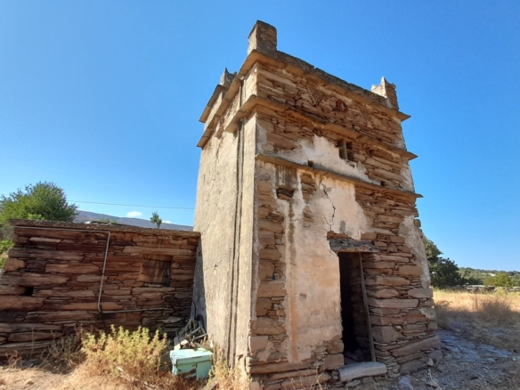Messaria-Aladino, 5.158 sq.m with stone building 76.80 sq.m, 38 olive trees, threshing floor and dovecote