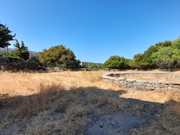 Messaria-Aladino, 5.158 sq.m with stone building 76.80 sq.m, 38 olive trees, threshing floor and dovecote
