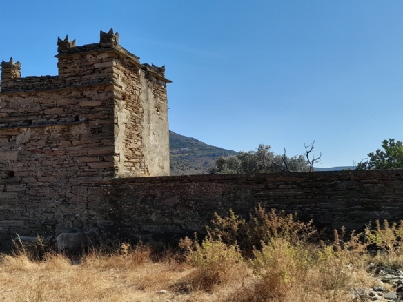 Messaria-Aladino, 5.158 sq.m with stone building 76.80 sq.m, 38 olive trees, threshing floor and dovecote