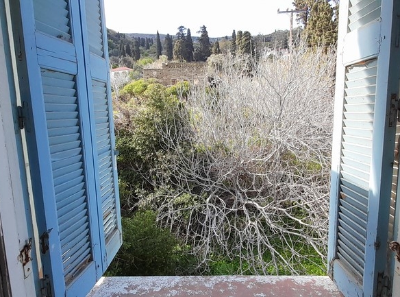 ΛΑΜΥΡΑ. Κτήμα 5.903,49 τ.μ. με παλιό αρχοντικό 367,49 τ.μ., γεώτρηση, ελιές, κλπ