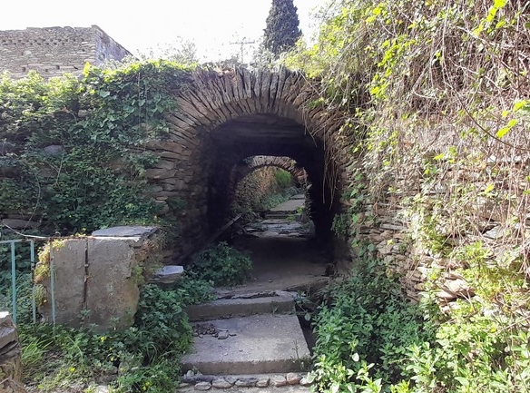 ΛΑΜΥΡΑ. Κτήμα 5.903,49 τ.μ. με παλιό αρχοντικό 367,49 τ.μ., γεώτρηση, ελιές, κλπ