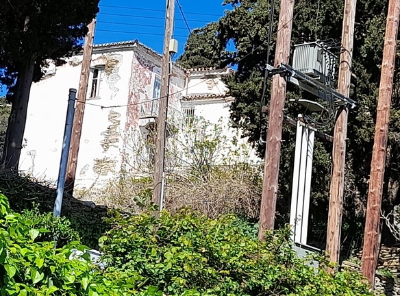 ΛΑΜΥΡΑ. Κτήμα 5.903,49 τ.μ. με παλιό αρχοντικό 367,49 τ.μ., γεώτρηση, ελιές, κλπ