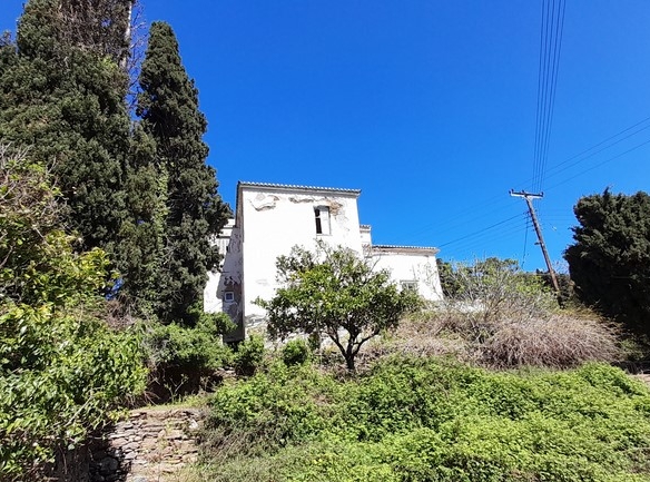 ΛΑΜΥΡΑ. Κτήμα 5.903,49 τ.μ. με παλιό αρχοντικό 367,49 τ.μ., γεώτρηση, ελιές, κλπ