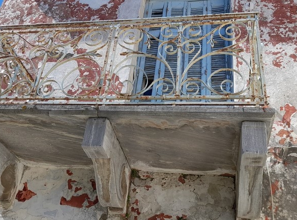 ΛΑΜΥΡΑ. Κτήμα 5.903,49 τ.μ. με παλιό αρχοντικό 367,49 τ.μ., γεώτρηση, ελιές, κλπ