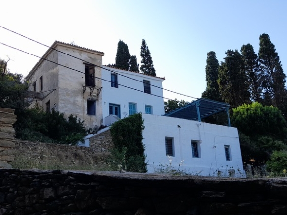 Λάμυρα. Οικόπεδο 210 τ.μ. με παλαιό αρχοντικό 305 τ.μ. και καταπληκτική θέα.