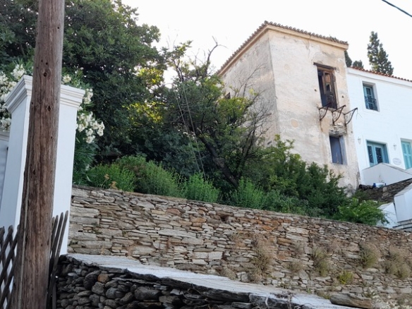 Λάμυρα. Οικόπεδο 210 τ.μ. με παλαιό αρχοντικό 305 τ.μ. και καταπληκτική θέα.