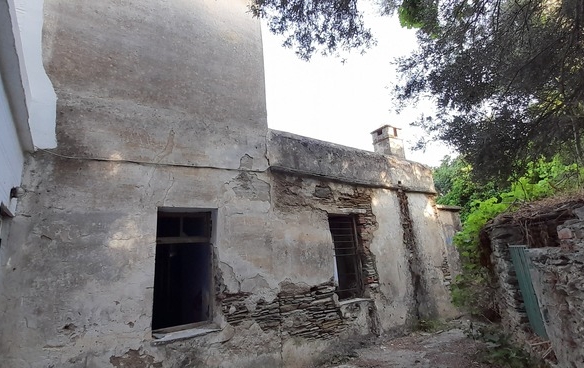 Λάμυρα. Οικόπεδο 210 τ.μ. με παλαιό αρχοντικό 305 τ.μ. και καταπληκτική θέα.