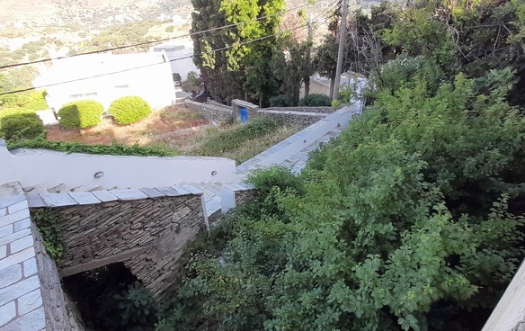 Λάμυρα. Οικόπεδο 210 τ.μ. με παλαιό αρχοντικό 305 τ.μ. και καταπληκτική θέα.
