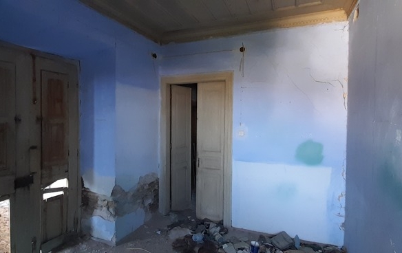 Λάμυρα. Οικόπεδο 210 τ.μ. με παλαιό αρχοντικό 305 τ.μ. και καταπληκτική θέα.