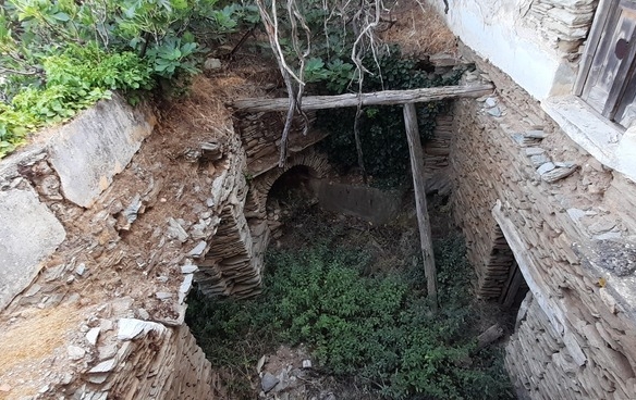 Λάμυρα. Οικόπεδο 210 τ.μ. με παλαιό αρχοντικό 305 τ.μ. και καταπληκτική θέα.