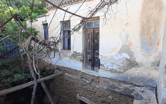 Λάμυρα. Οικόπεδο 210 τ.μ. με παλαιό αρχοντικό 305 τ.μ. και καταπληκτική θέα.
