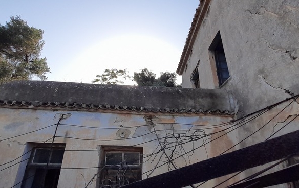 Λάμυρα. Οικόπεδο 210 τ.μ. με παλαιό αρχοντικό 305 τ.μ. και καταπληκτική θέα.