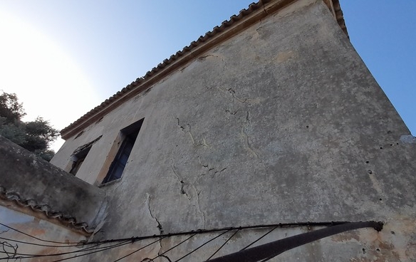 Λάμυρα. Οικόπεδο 210 τ.μ. με παλαιό αρχοντικό 305 τ.μ. και καταπληκτική θέα.