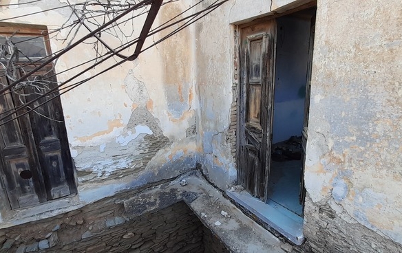 Λάμυρα. Οικόπεδο 210 τ.μ. με παλαιό αρχοντικό 305 τ.μ. και καταπληκτική θέα.
