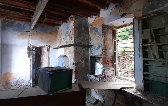Λάμυρα. Οικόπεδο 210 τ.μ. με παλαιό αρχοντικό 305 τ.μ. και καταπληκτική θέα.