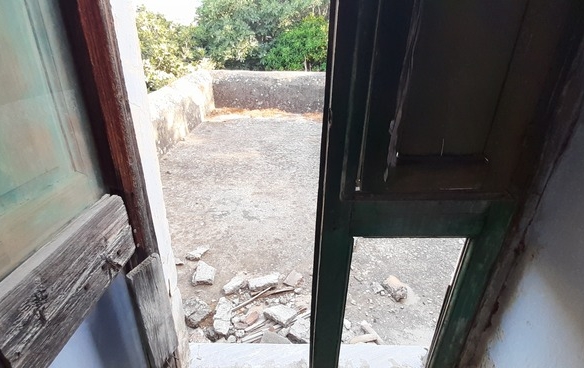 Λάμυρα. Οικόπεδο 210 τ.μ. με παλαιό αρχοντικό 305 τ.μ. και καταπληκτική θέα.
