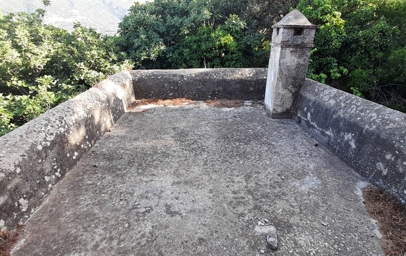 Λάμυρα. Οικόπεδο 210 τ.μ. με παλαιό αρχοντικό 305 τ.μ. και καταπληκτική θέα.