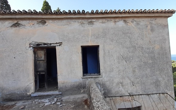 Λάμυρα. Οικόπεδο 210 τ.μ. με παλαιό αρχοντικό 305 τ.μ. και καταπληκτική θέα.