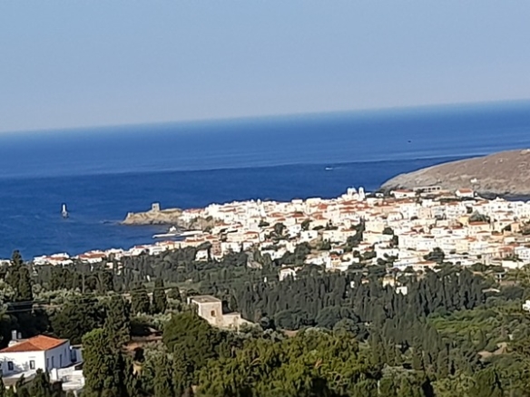 Λάμυρα. Οικόπεδο 210 τ.μ. με παλαιό αρχοντικό 305 τ.μ. και καταπληκτική θέα.