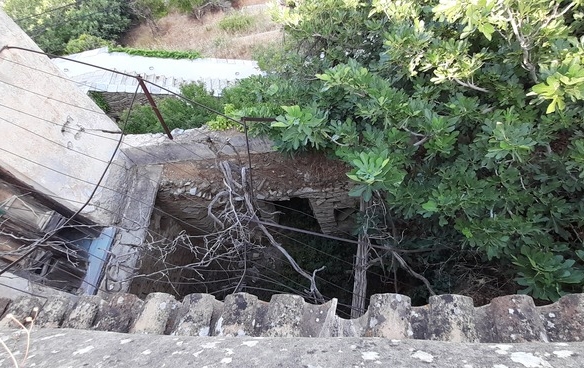 Λάμυρα. Οικόπεδο 210 τ.μ. με παλαιό αρχοντικό 305 τ.μ. και καταπληκτική θέα.