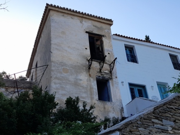 Λάμυρα. Οικόπεδο 210 τ.μ. με παλαιό αρχοντικό 305 τ.μ. και καταπληκτική θέα.