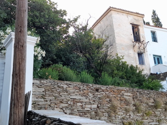 Λάμυρα. Οικόπεδο 210 τ.μ. με παλαιό αρχοντικό 305 τ.μ. και καταπληκτική θέα.