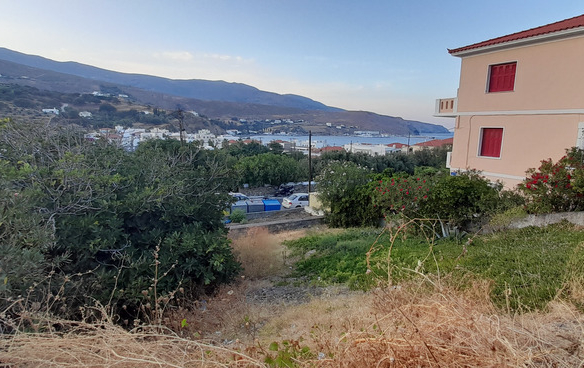 Προνομιακό οικοδομήσιμο οικόπεδο 139 m2 στην Χώρα Άνδρου.